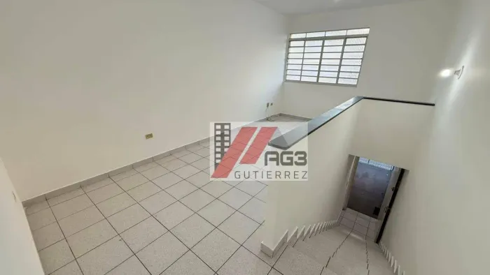 Casa de 2 dormitórios independente com vaga de garagem coberta para locação na Vila Palmei