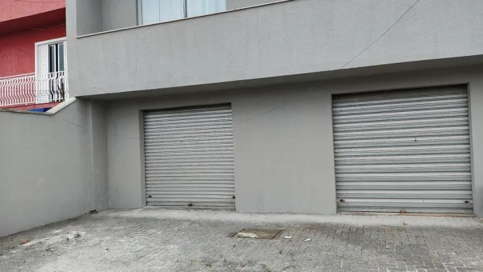 Loja na frente de escola e posto de saúde