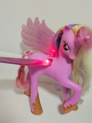 Boneca My Little Ponei - Princesa Cadence Noiva
