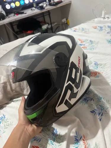 Capacete semi novo pouco usado.