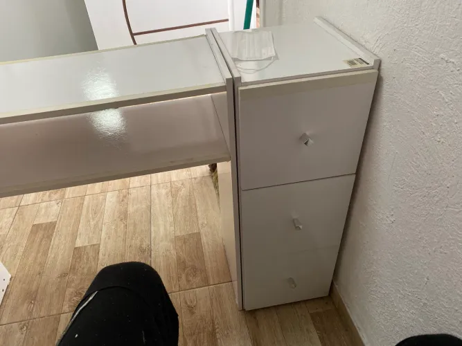Vendo mesa completa para manicure montada 