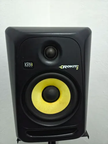 Setup de Áudio Profissional (KRK Rokit 6 G3 + Focusrite Solo + Pedestais)