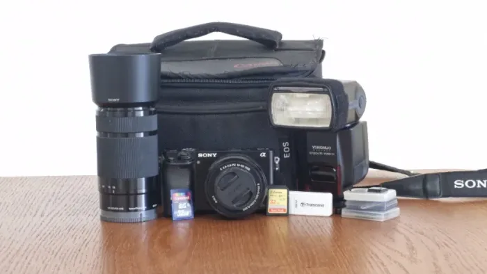 Câmera Sony A6000 com lentes 16-50mm e 55-210mm + flash + 2 cartões 32Gb