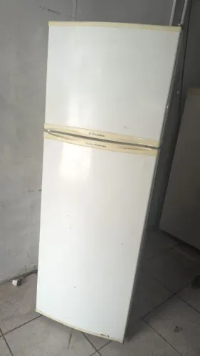 Geladeira Electrolux 351L. 220V funcionando perfeitamente dependendo ENTREGA GRÁTIS