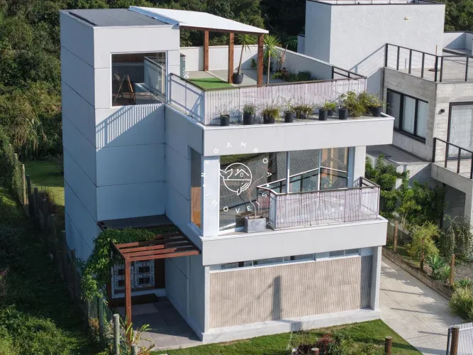 Casa com vista mar na Gamboa - planta invertida, terraço e 250 m da praia