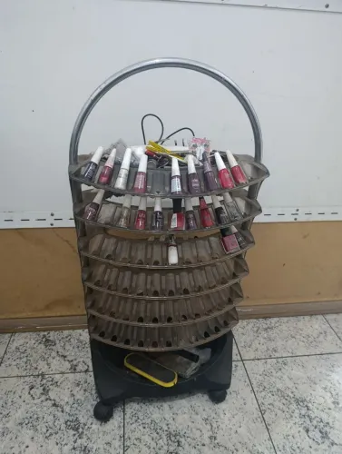 Porta esmalte semi novo *