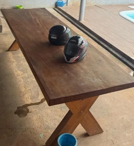 Vende-se está mesa com dois bancos