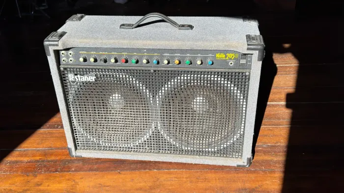 Amplificador para guitarra e contrabaixo Staner Kute 205 S