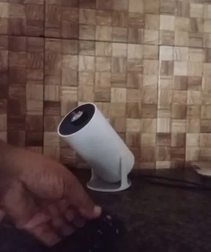 Projetor portátil funcionando perfeitamente 