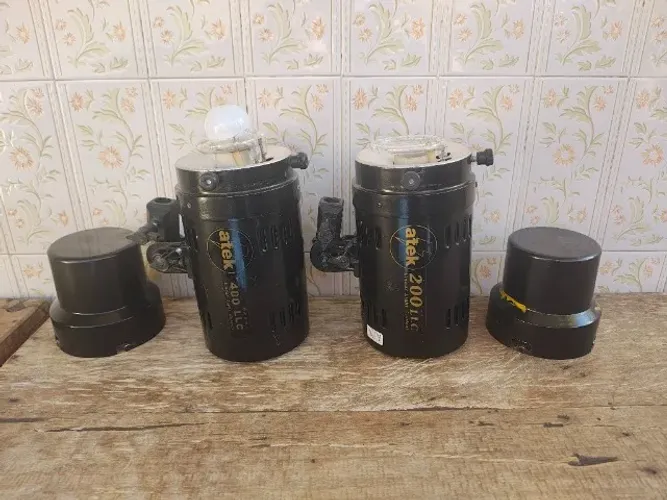 Flashes Atek 200 e Atek 400 com acessórios