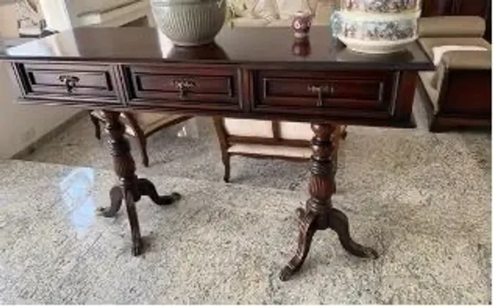 Aparador com 3 gavetas Mogno maciço R$ 800 - 1.800