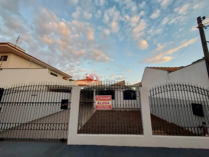 Casa para Alugar no Jardim América | 2 Quartos e Quintal 110m²