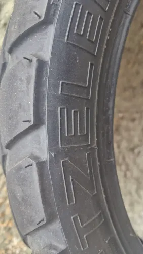 Pneu dianteiro da moto ADV