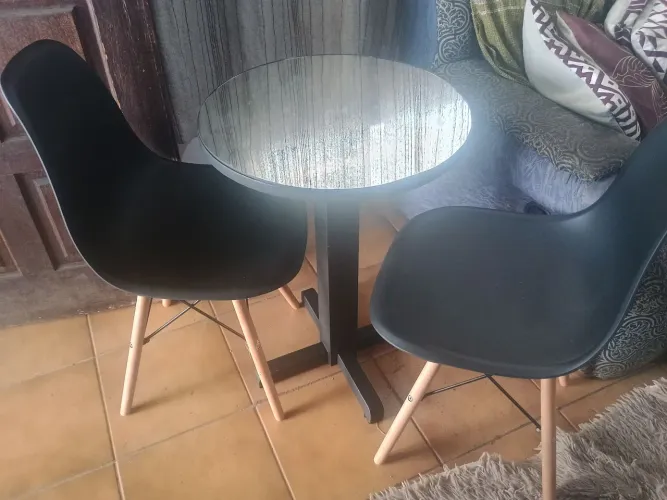 Mesa e cadeiras