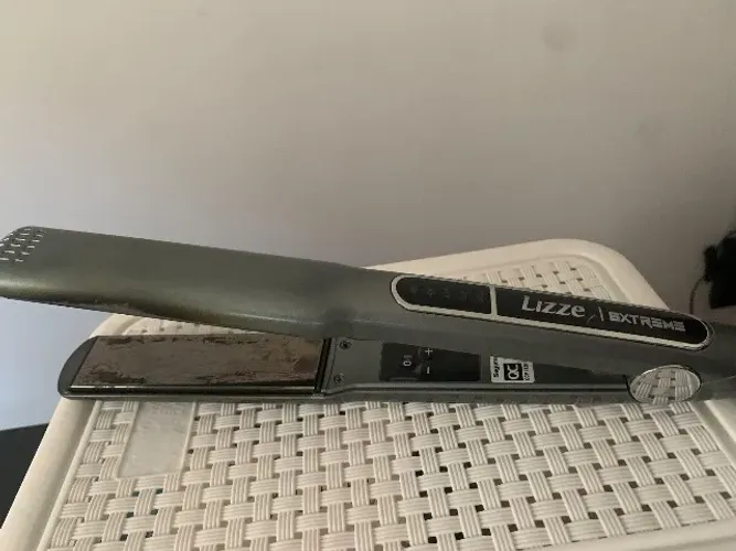 Vende -se uma prancha e um secador Lizze.