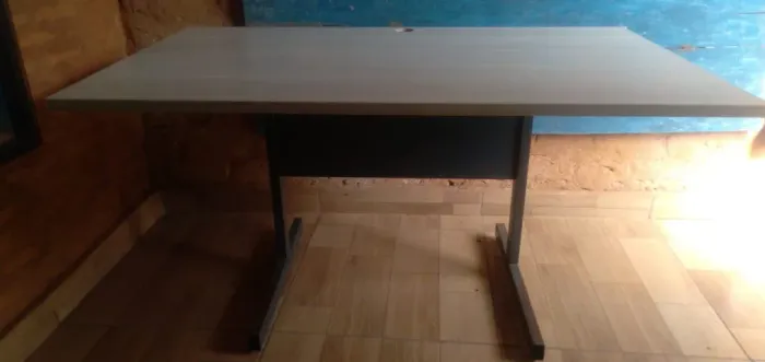 Mesa de computador em MDF 136x80x25cm em Sete Lagoas