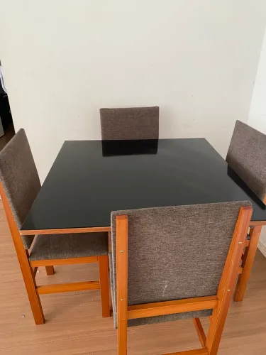 Vendo mesa com 4 cadeiras tampo vidro fume
