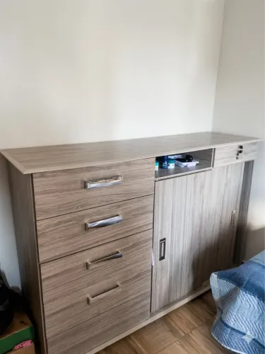 Cômoda com porta de correr + gavetas - Moderna e espaçosa