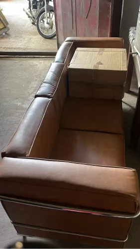 Vende-se sofá de couro 3 lugares