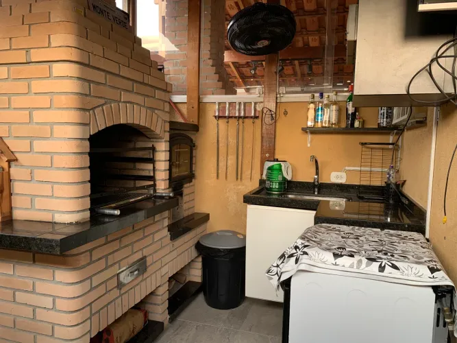 Sobrado com churrasqueira e 2 vagas de garagem