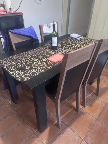 Mesa com 4 cadeiras