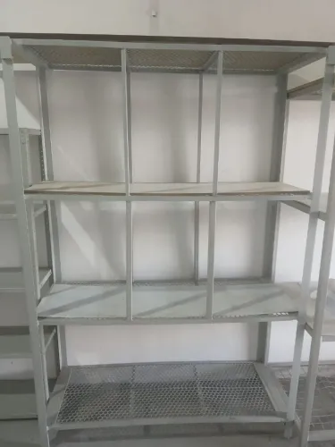 Estantes de Ferro