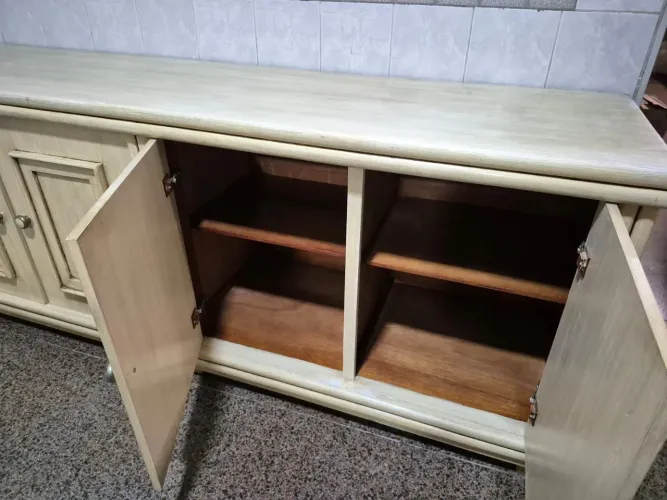 Buffet aparador em madeira com patina: 2,02 comp. X 52cm de larg. X 81cm altura. 