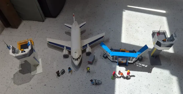 Aeroporto playmobil completo, avião, duas torres e vários bonecos. TOP DEMAIS!!