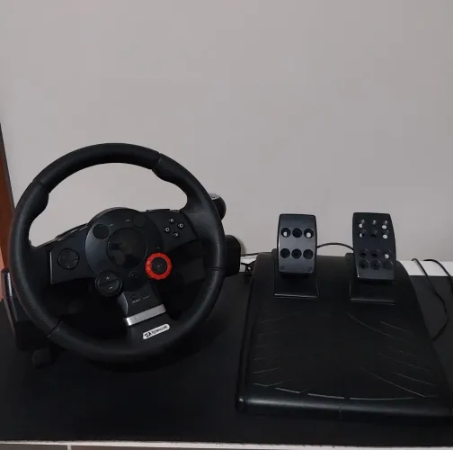 Conjunto de volante e pedais Logitech Driving Force GT