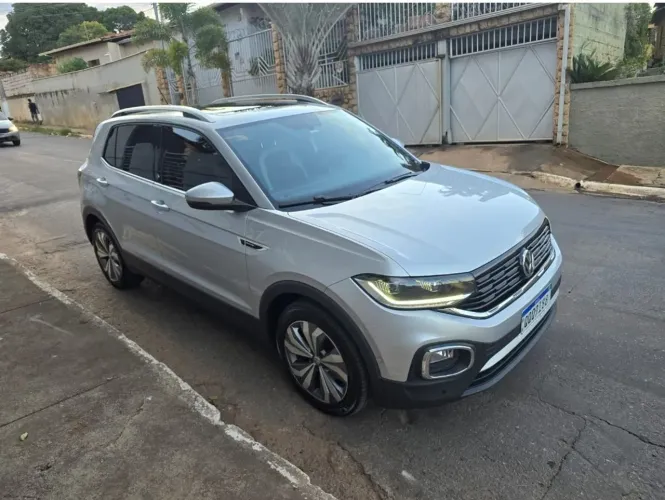Volkswagen T-Cross Highline com teto solar e som beats