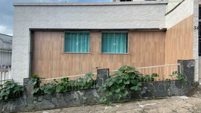 Casa no centro de Barbacena - 3 quartos, 2 banheiros, 2 garagens, quintal amplo