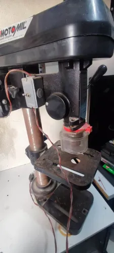 Furadeira de bancada Motomil.