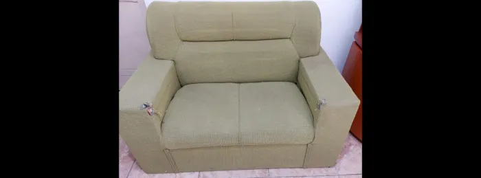 Sofá de 2 lugares conservado.