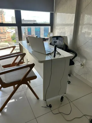 Mesa de consultório em L com rodinhas e prateleira interna