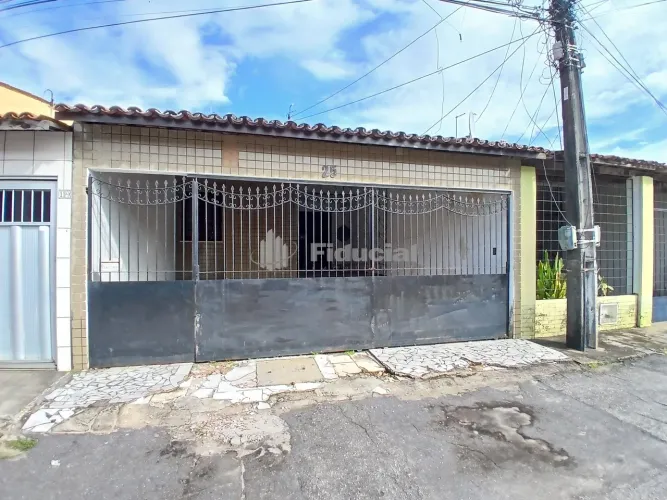CASA PARA LOCAÇÃO NA CIDADE DOS FUNCIONÁRIOS Casa de 81 m² com 03 dormitórios com 01 suíte