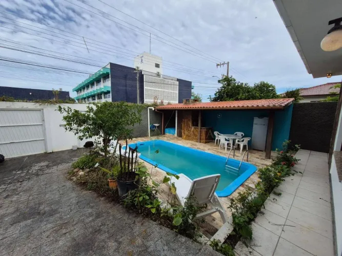Casa Comercial com piscina e 3 vagas de garagem para Alugar em Florianópolis.