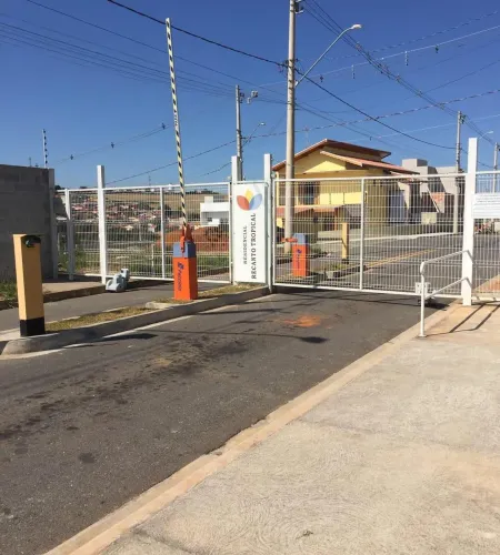 Lote meio de quadra no Condomínio Recanto Tropical