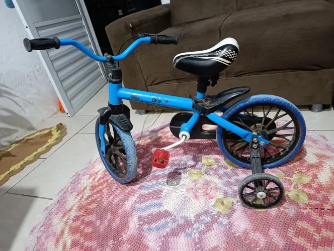 Vende-se bike infantil,valor 100 reais. Encontra-se no rio vermelho