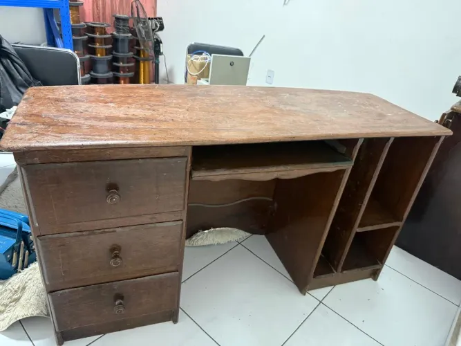 Balcão de angelim com gavetas
