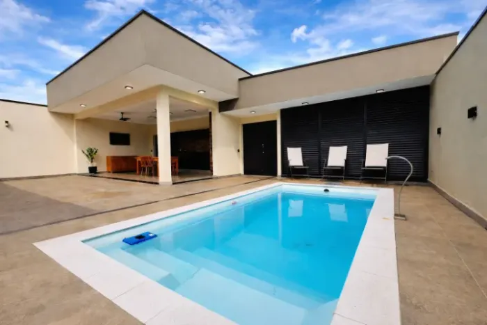 Casa à Venda em Artur Nogueira - 3 Dormitórios (1 Suíte), Piscina e Área de Lazer