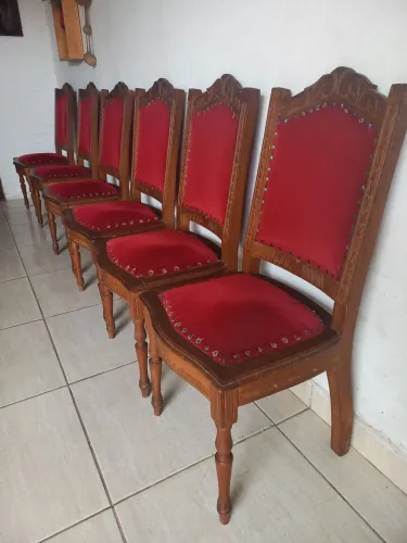6 lindas cadeiras clássicas de madeira bem firmes por serem antigas tem alguns