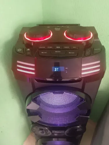 Caixa de som grande,marca Philco..um mês de uso