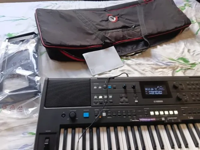 Teclado Yamaha PSR-E483 seminovo