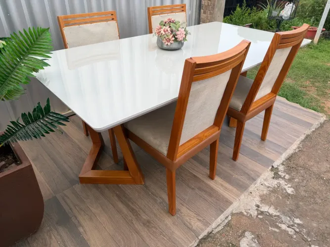 Conjunto de mesa de jantar de madeira com tampo de vidro