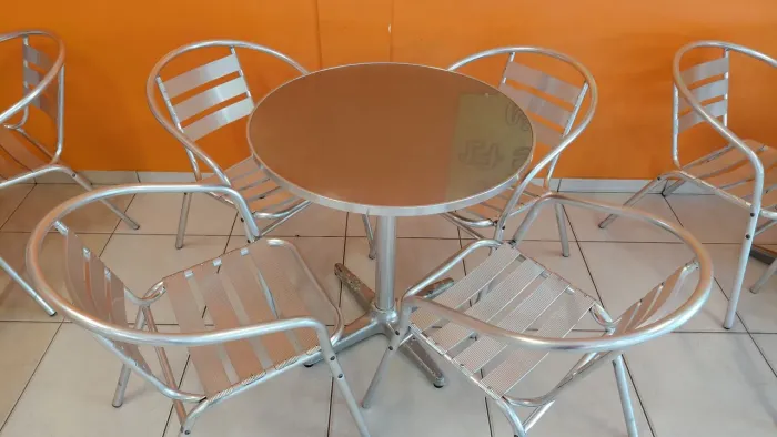 Jogo de mesa com 4 cadeiras de alumínio
