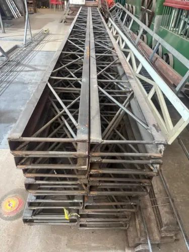 Treliças de estrutura metálica 6m x 25cm Perfil 3?x2mm, vergalhão de 1/2?