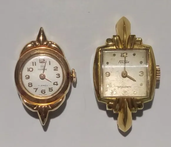 RELÓGIOS MECÂNICOS DE PULSO FEMININOS (VINTAGE - SUÍÇOS). PLAQUÊ DE OURO. DUAS UNIDADES.