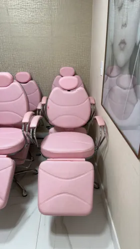 1.000 reais CADA CADEIRA DE ESTETICA ROSA
