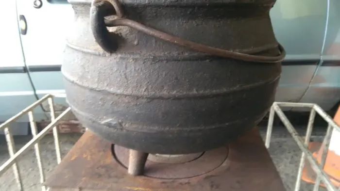 Caldeirão Antigo em Ferro Fundido - Cap. 18 Litros (Ótima Conservação)