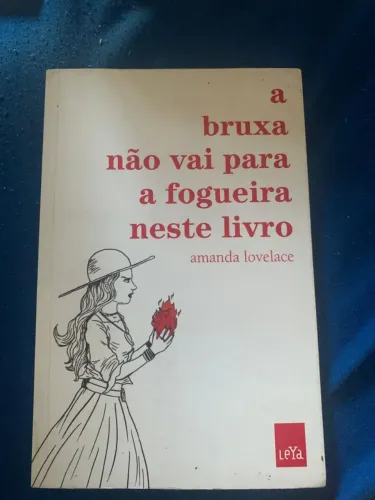 Livro "A bruxa não vai para a fogueira neste livro - Amanda Lovelace"